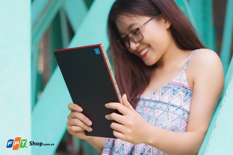 Bản lề 360 độ giúpYoga Book có thể hô biến thành nhiều hình dáng khác nhau