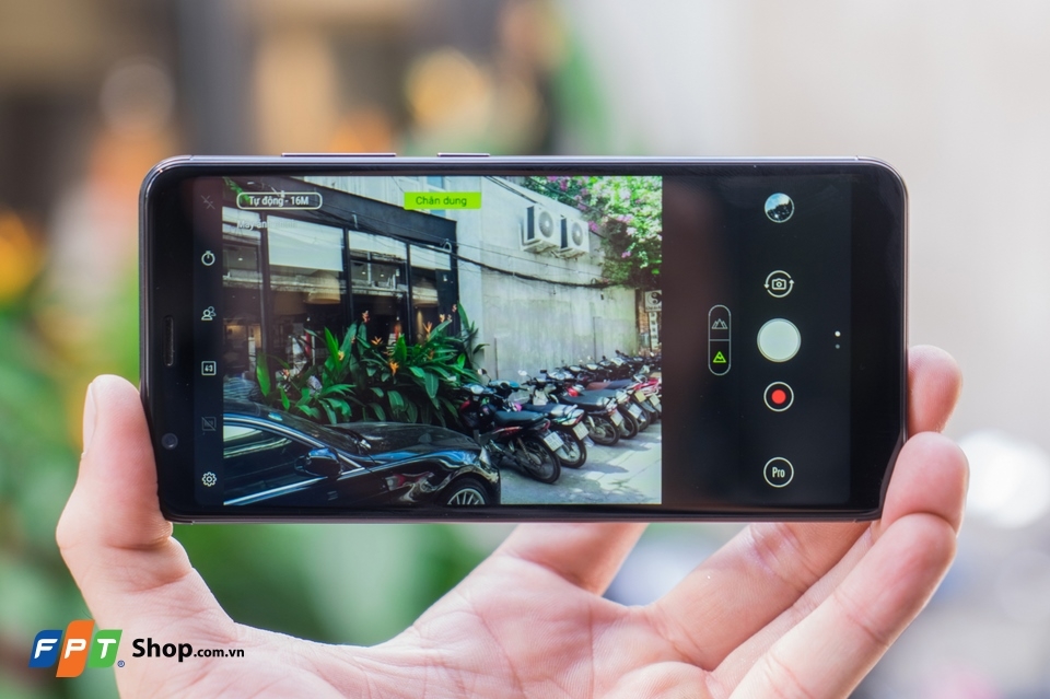 Camera kép xoá phông + chụp góc rộng như “hổ mọc thêm cánh” khi kết hợp cùng màn hình vô cực