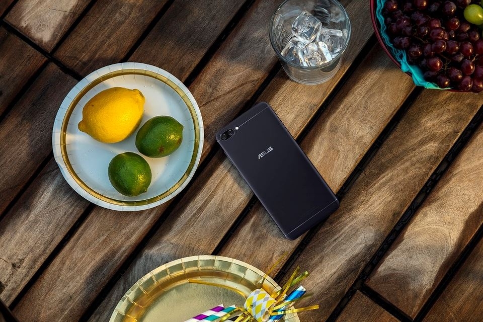 Ngoại hình có nhiều nét tương đồng với Zenfone 4 Max Pro Ngoại hình có nhiều nét tương đồng với Zenfone 4 Max Pro