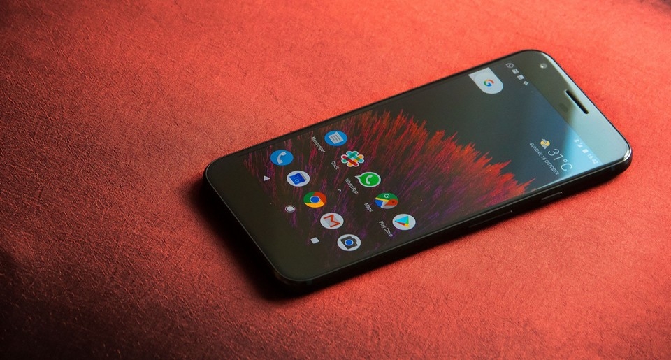 Những lưu ý khi mua điện thoại Android cũ Hãy kiểm tra chất lượng màn hình để phát hiện những vết trầy xước.