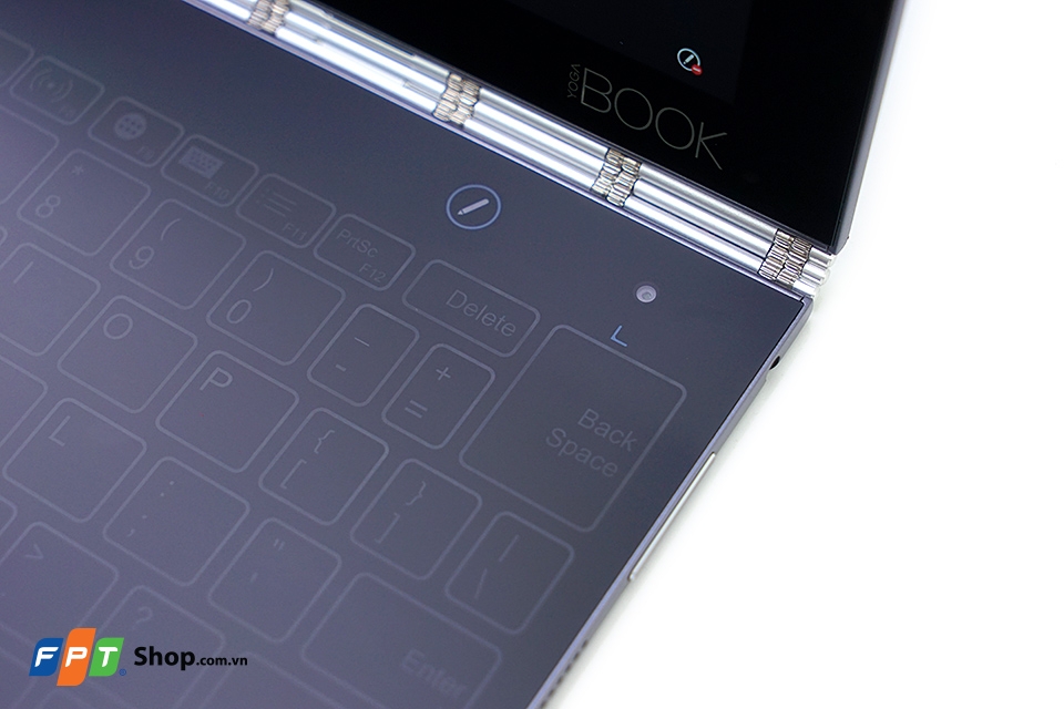 Trố mắt với bàn phím Halo trên Lenovo Yoga Book Ở chế độ Halo Keyboard, bề mặt cảm ứng sẽ hiển thị đèn phân biệt các phím bấm.
