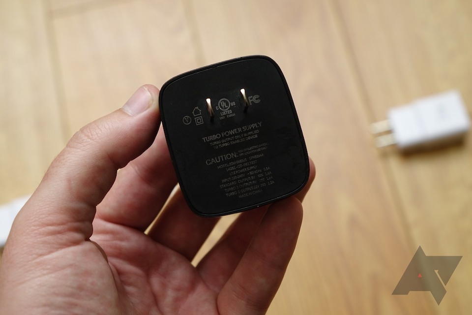 Nguyên nhân do phụ kiện sạc kém chất lượng.