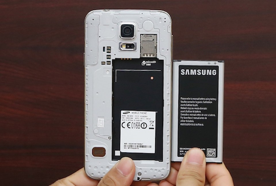 Tháo rời pin liên tục có thể khiến nắp của máy bị ọp ẹp sau một thời gian.