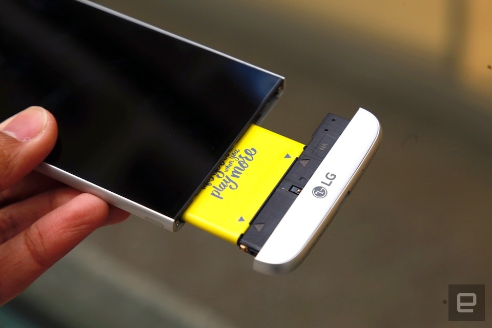 Thiết kế pin tháo rời cũng khiến thiết kế của máy không được liền lạc.