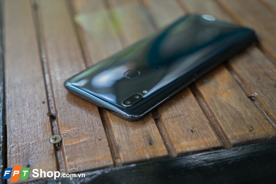 Vivo V9 sở hữu cụm camera kép phía sau mạnh mẽ với khả năng xoá phông ấn tượng.