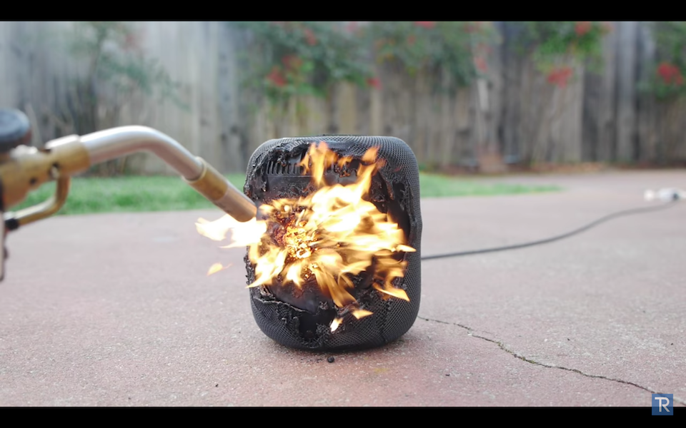 Đèn khò được đẩy lên nhiệt độ cao để đốt cháy phần thân loa HomePod.