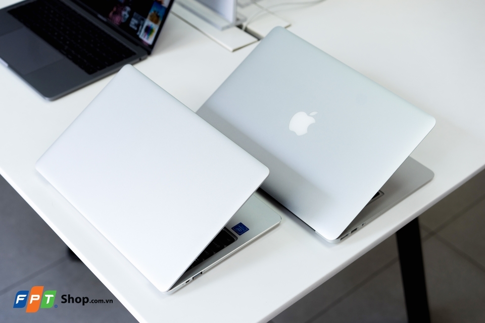 Điểm khác biệt giữa Masstel L133 và Macbook Air nằm ở logo Apple, cổng kết nối.
