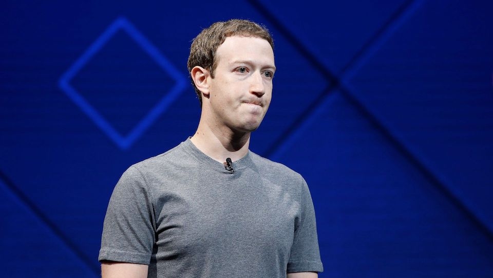 Mặc dù CEO Mark Zuckerberg đã đưa ra lời xin lỗi, giá cổ phiếu Facebook vẫn tiếp tục lao dốc.