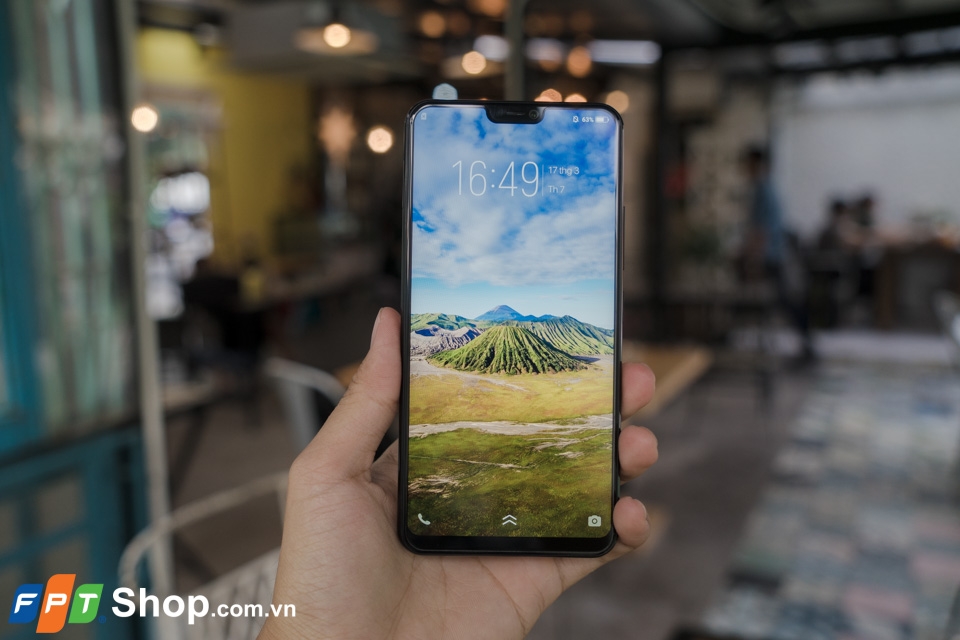 Vivo V9 có thiết kế màn hình tràn viền cùng "tai thỏ" độc đáo.