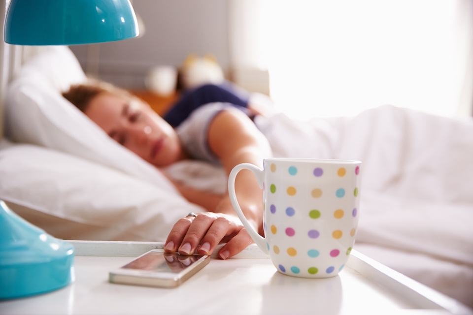 Vừa tỉnh giấc đã dùng điện thoại