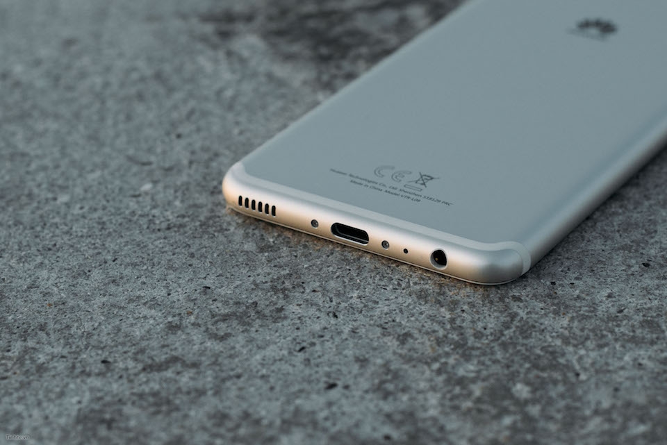 Dung lượng pin lên đến 3200 mAh, hỗ trợ thêm công nghệ sạc nhanh