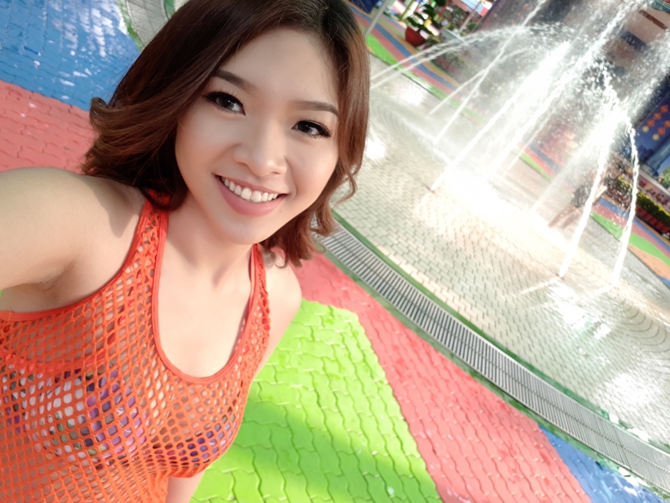 Máy có thiết kế cao cấp với khung kim loại, mặt kính được mài cong 3D