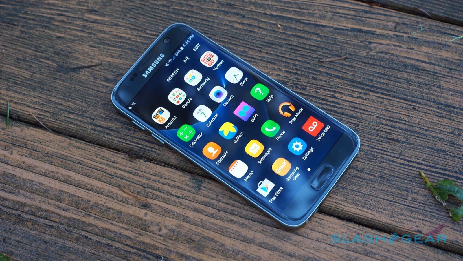 So với người tiền nhiệm S6, Galaxy S7 có thiết kế bóng bẩy hơn hẳn
