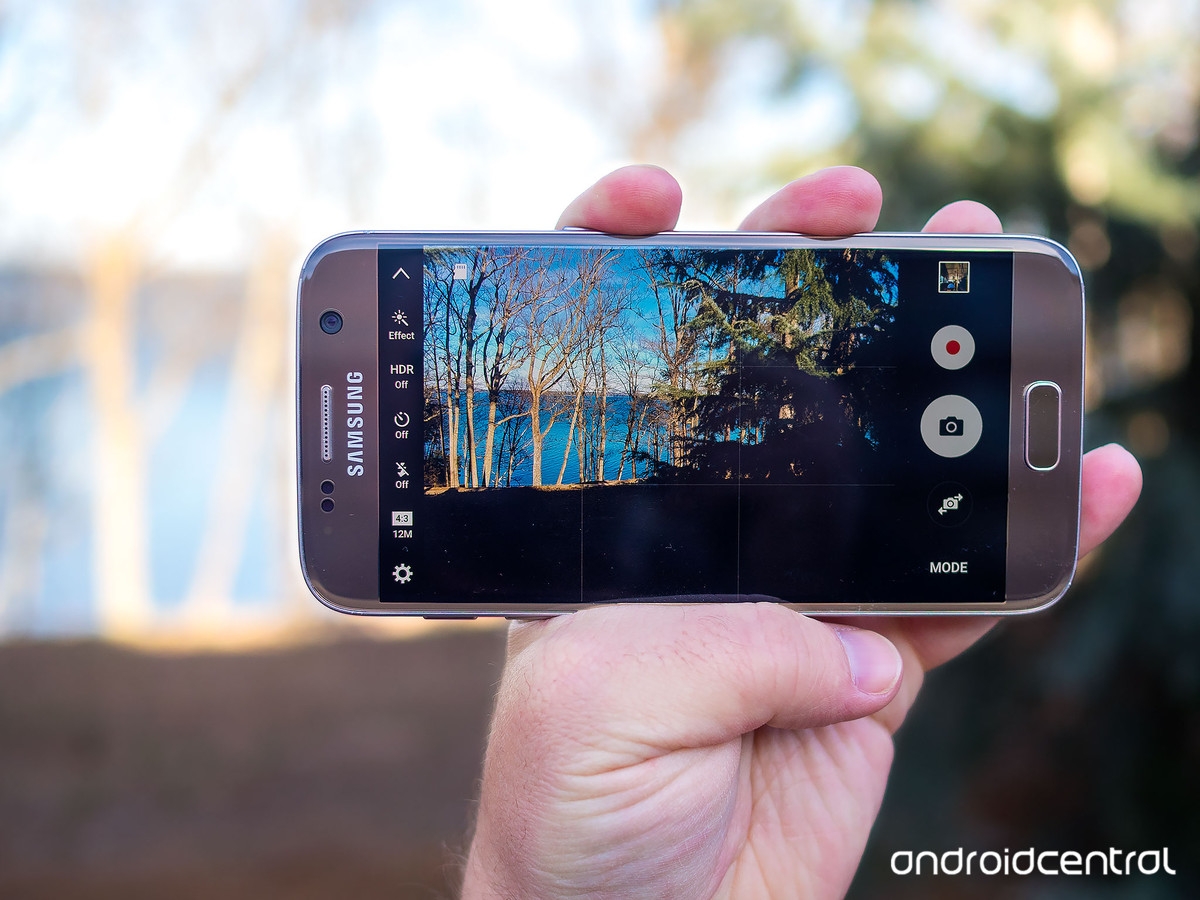 Camera chính trên Galaxy S7 có độ phân giải 12MP, khẩu độ F/1.7