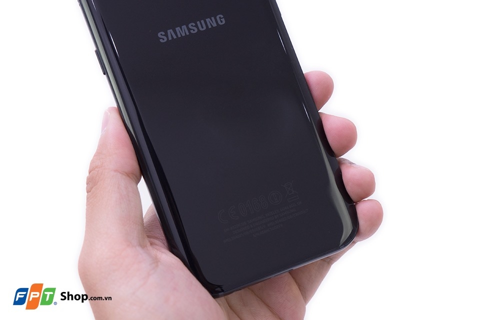 Galaxy A 2017 là dòng smartphone cận cao cấp tốt nhất Cả hai đều được hỗ trợ sạc nhanh và có viên pin dung lượng