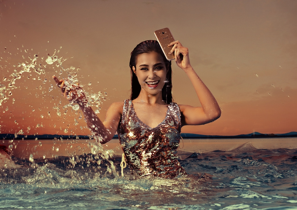 Galaxy A 2017 là dòng smartphone cận cao cấp tốt nhất Khả năng chống nước sẽ giúp bạn an tâm sử dụng hơn