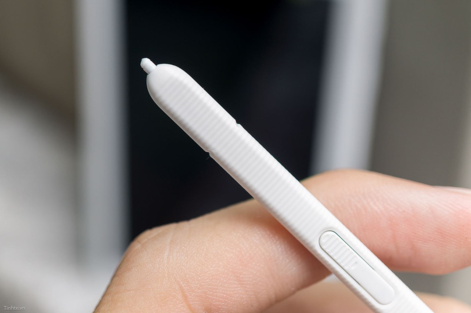 Đầu bút nhỏ, trên thân bút là nút bấm kích hoạt chức năng