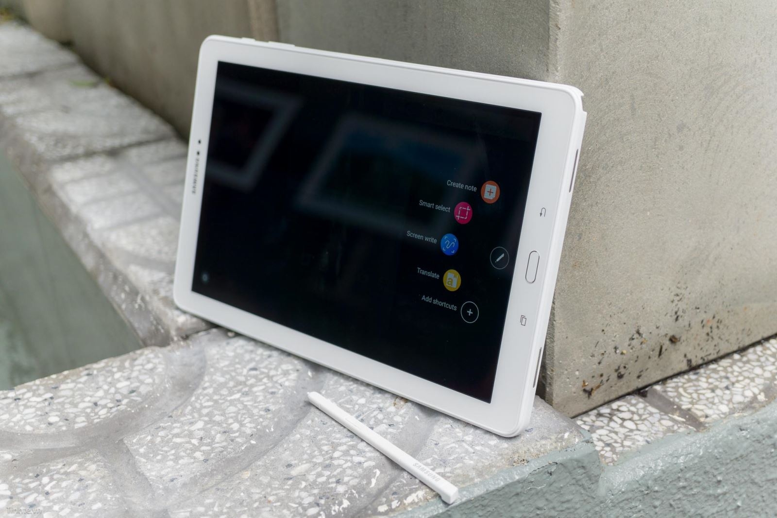 Sử dụng nút bấm trên bút để kích hoạt các tính năng tiện ích