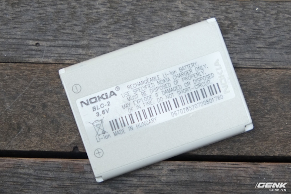 Trên tay Nokia 3310 17 năm tuổi Pin của máy