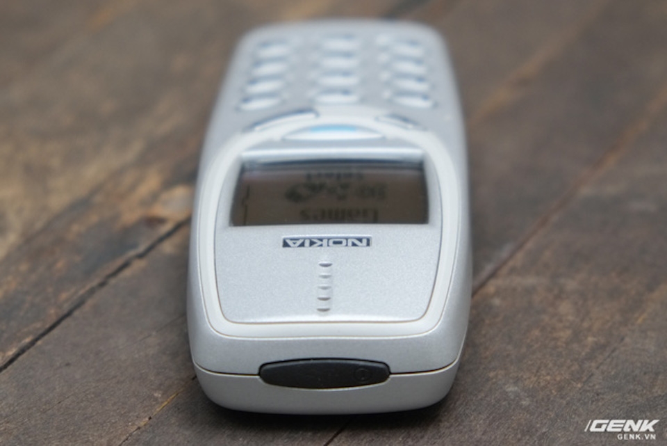 Trên tay Nokia 3310 17 năm tuổi Nút nguồn đặt trên đỉnh máy