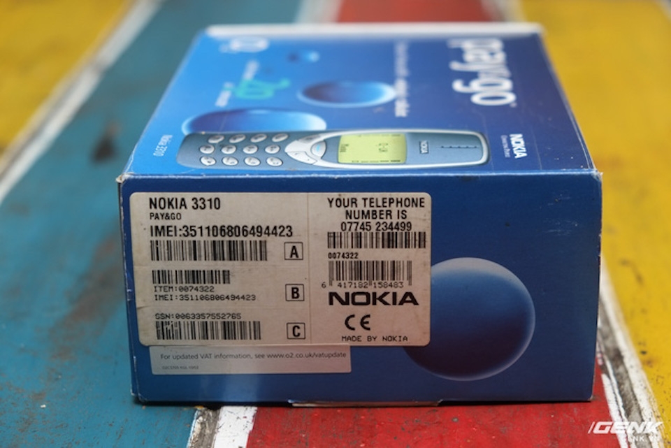 Trên tay Nokia 3310 17 năm tuổi Mã số IMEI ở cạnh hông
