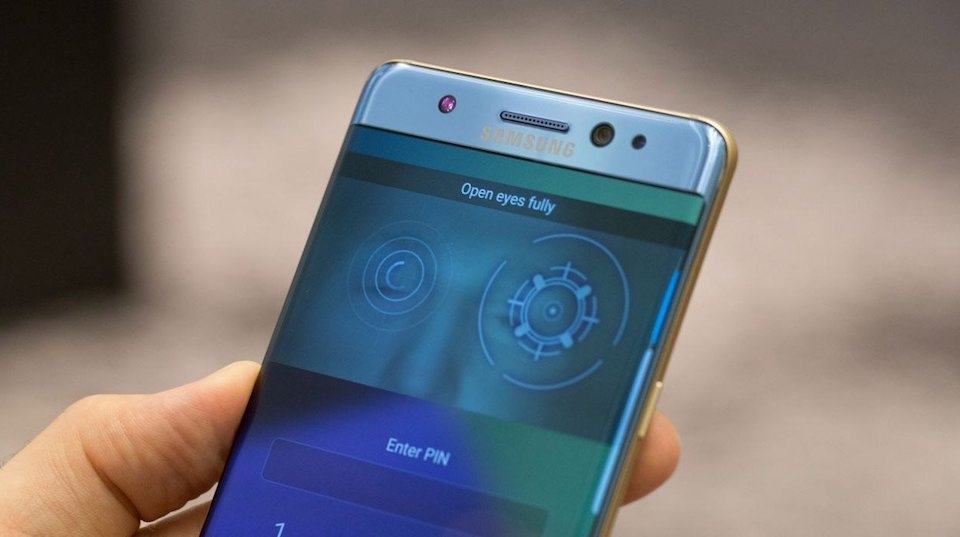 Có khả năng mở khóa bằng mắt