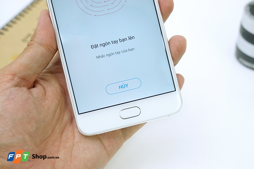 Meizu U20 còn có cảm biến vân tay tích hợp cùng nút Home ở mặt trước