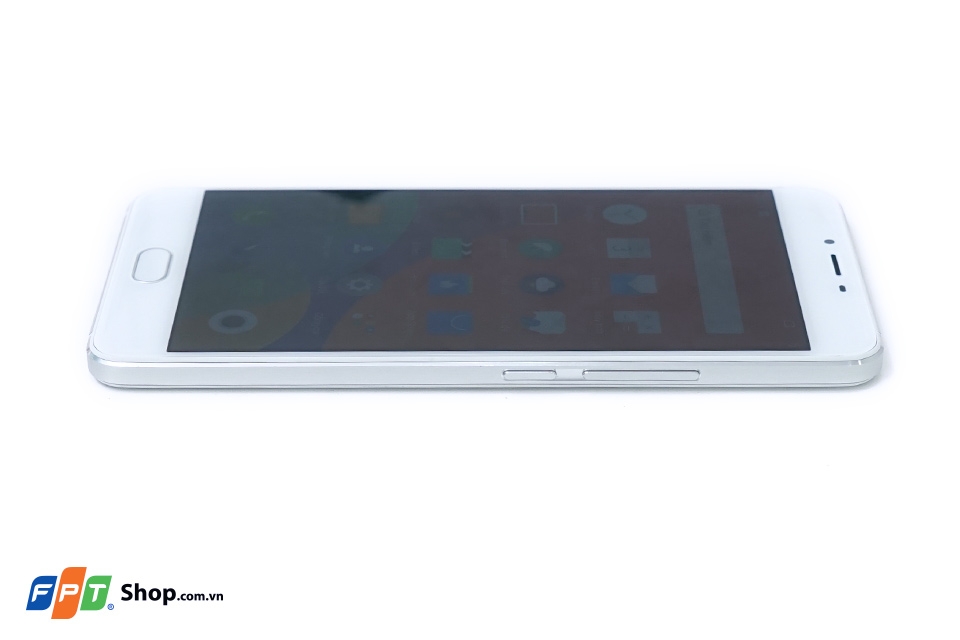 Cạnh hông bên phải của máy là nơi đặt các phím tăng/giảm âm lượng và phím nguồn