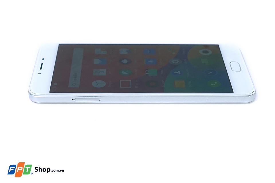 Cạnh trái lại là nơi đặt khay sim, thẻ nhớ