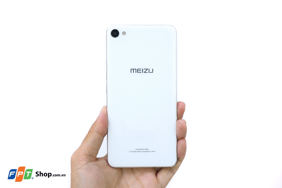 Mặt sau của máy nổi bật với logo Meizu và cụm camera, đèn flashLED