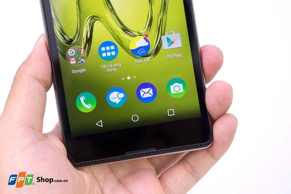 Mặt trước sở hữu cụm loa kép ở trên và dưới màn hình