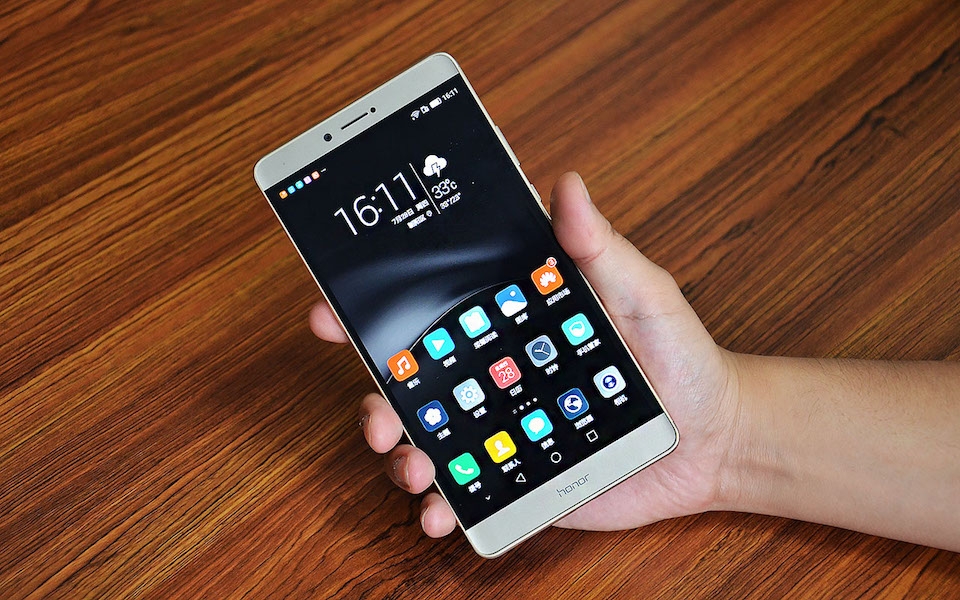 Huawei thiếu hụt màn hình AMOLED trong năm 2017 Huawei hiện sử dụng màn hình AMOLED trên rất nhiều dòng sản phẩm của mình