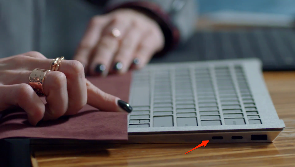 Nguyên mẫu máy tính Surface Laptop từng có cổng USB-C Hình ảnh cổng USB-C trên nguyên mẫu thiết kế Surface Laptop