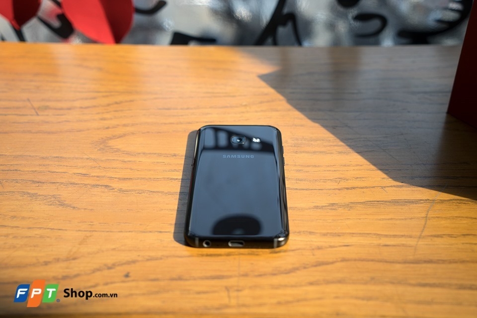 Galaxy A3 2017 hoàn toàn vượt trội ở khả năng chống nước theo chuẩn IP68