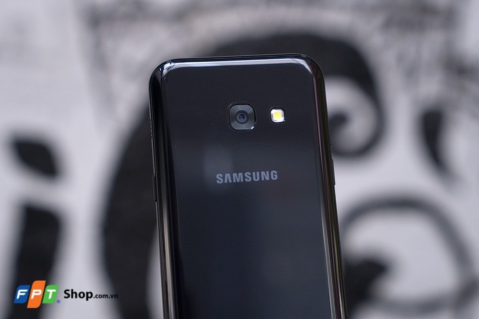 Galaxy A3 2017 sở hữu cụm camera trước, sau là 8MP và 13MP
