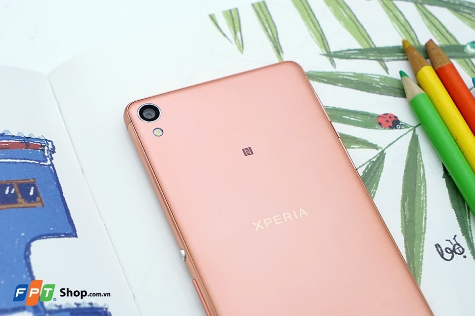 Xperia XA có camera chính 13MP, camera phụ 8MP