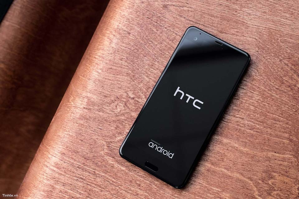 Thử nghiệm độ cứng màn hình Sapphire trên HTC U Ultra HTC U Ultra phiên bản màn hình Sapphire