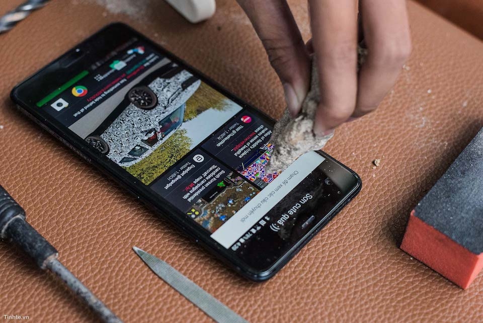 Thử nghiệm độ cứng màn hình Sapphire trên HTC U Ultra Thử nghiệm với đá, cát