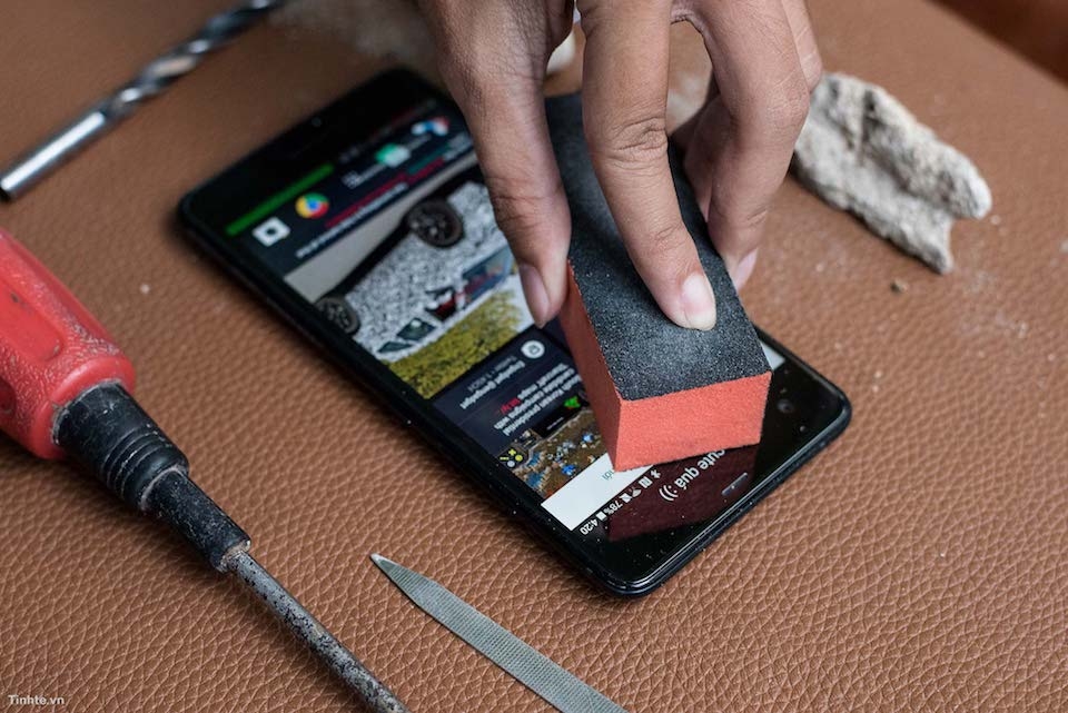 Thử nghiệm độ cứng màn hình Sapphire trên HTC U Ultra Thử nghiệm với giấy nhám siêu mịn