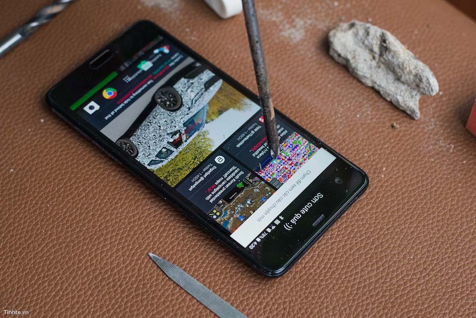 Thử nghiệm độ cứng màn hình Sapphire trên HTC U Ultra Thử nghiệm với mũi khoan