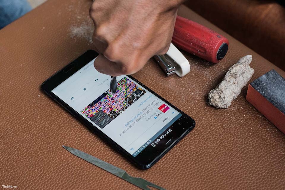 Thử nghiệm độ cứng màn hình Sapphire trên HTC U Ultra Mũi khoan vẫn không thể làm trầy màn hình Sapphire