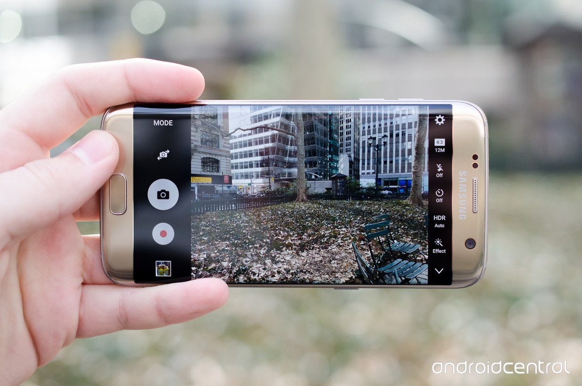 Top 5 smartphone chụp ảnh đẹp đáng sắm đón dịp lễ cuối năm Samsung Galaxy S7 Edge