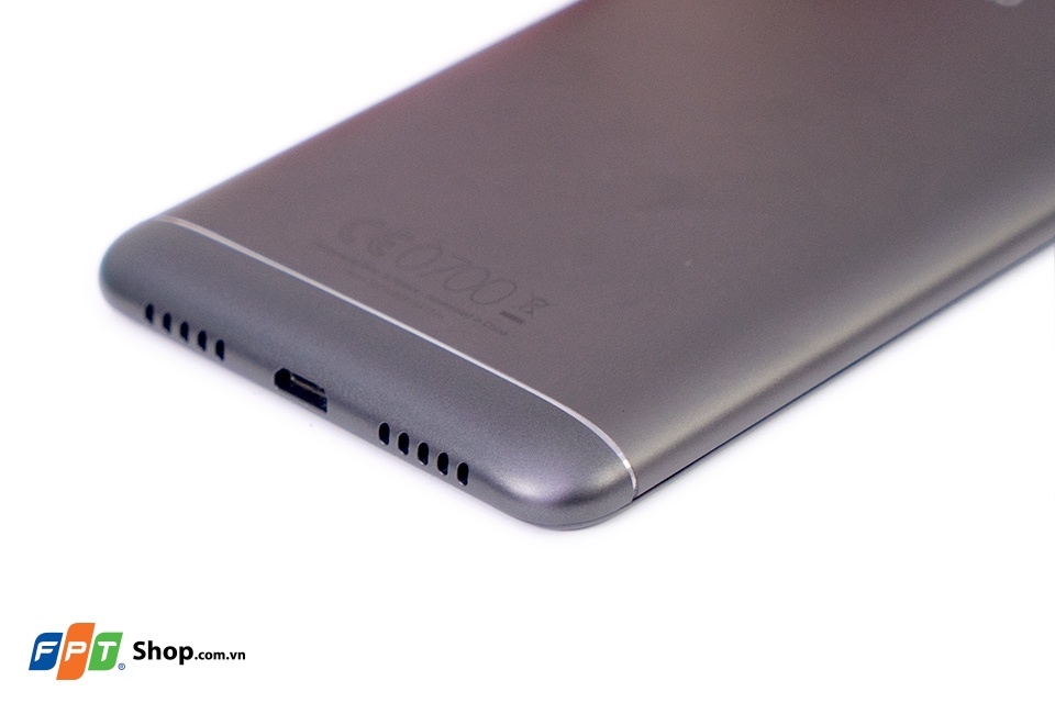 Cạnh dưới là nơi đặt loa ngoài, mic và cổng microUSB