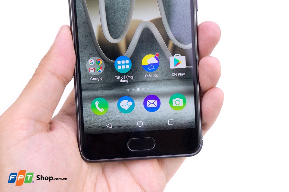 Phía dưới là cảm biến vân tay được đặt chung với nút Home