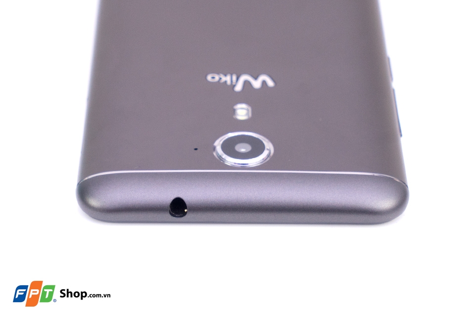 Cạnh trên của máy có jack âm thanh 3.5 mm