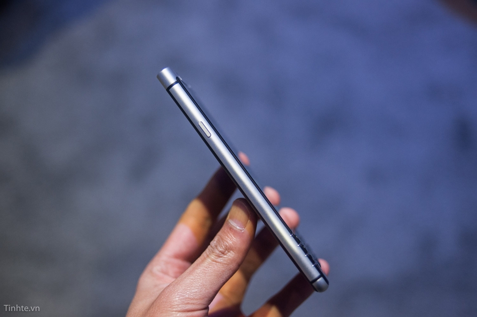 Cạnh bên của BlackBerry Mercury