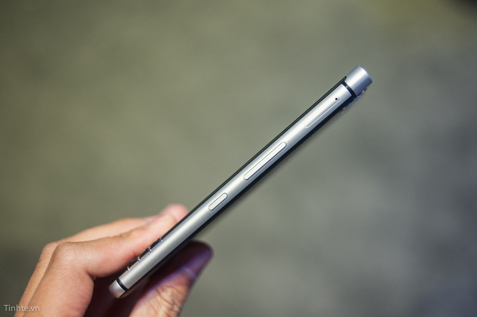 Cạnh bên của BlackBerry Mercury
