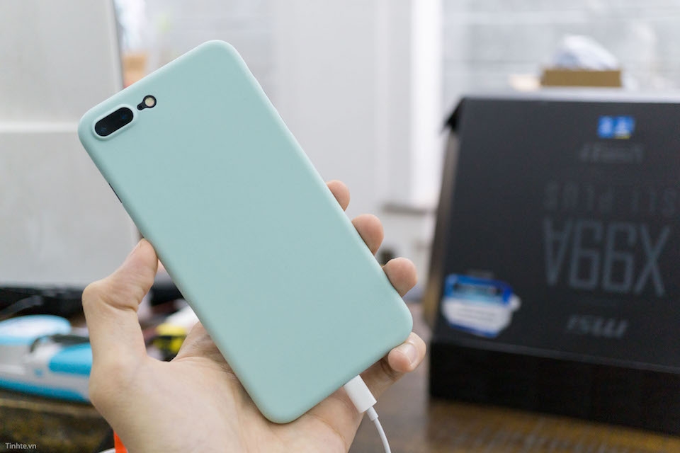 Có dùng được sạc không dây iPhone khi gắn ốp lưng? Tuy nhiên, ốp lưng làm từ kim loại như nhôm sẽ khiến iPhone không thể sạc không dây.