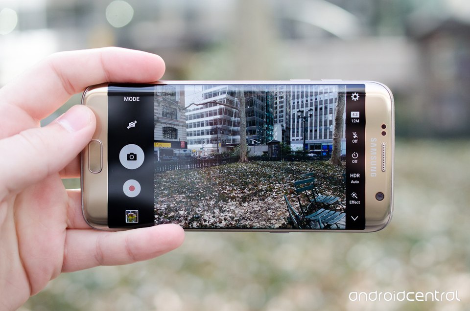 Top smartphone Android tiêu biểu nhất năm 2016 Samsung Galaxy S7 Edge