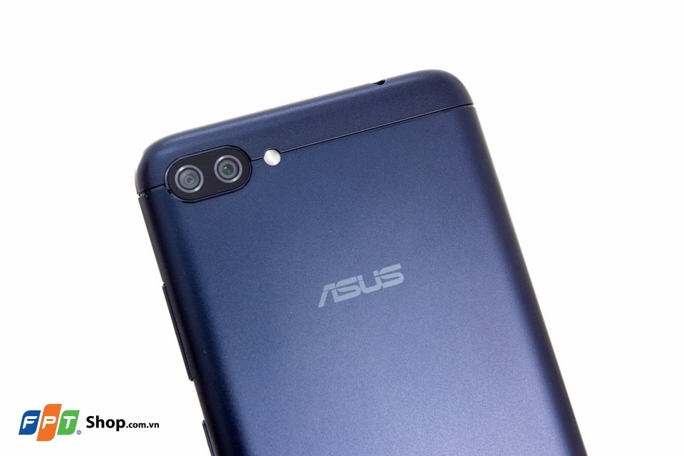 Mặt sau của máy là cụm camera kép, điểm vượt trội hơn hẳn so với đối thủ trong cùng phân khúc.